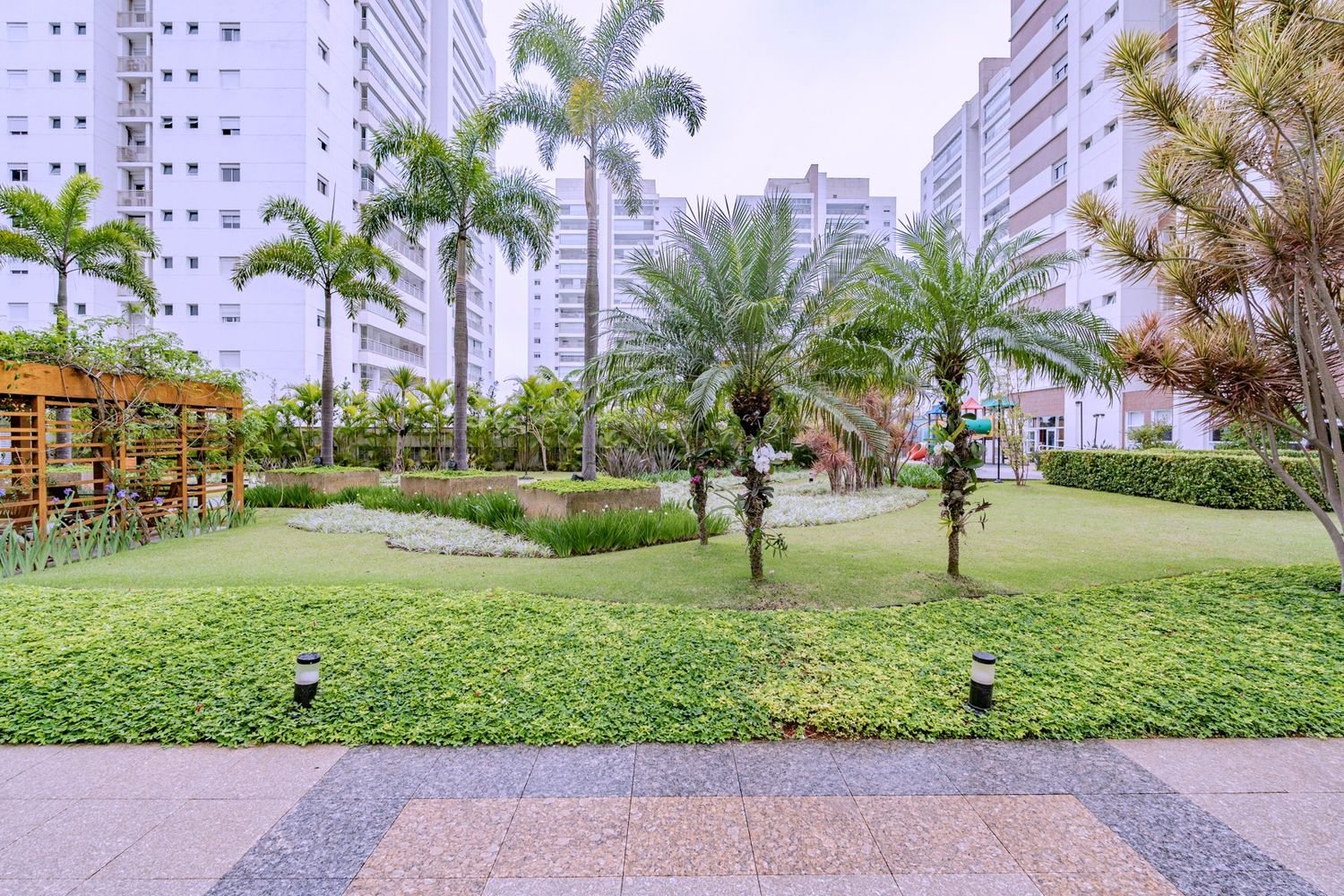 Jardins com palmeiras e gramado